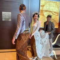 Untuk riasan, Anggika mempercayakan penampilan cantiknya kepada makeup artist Marlene Hariman. Ia pun memillih menggunakan paes dan ronce melati yang melengkapi kesan tradisional.  Foto: Instagram @sokiosoba_