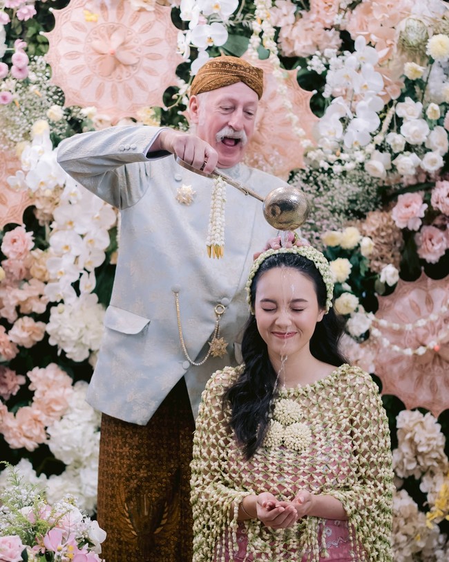Acara tersebut dilanjutkan dengan prosesi siraman. Begini potret sang ayah, Pieter Emil Bolsterli, ketika menyiarkan air suci kepada putrinya yang akan melepas masa lajang. Foto: Instagram @venemapictures