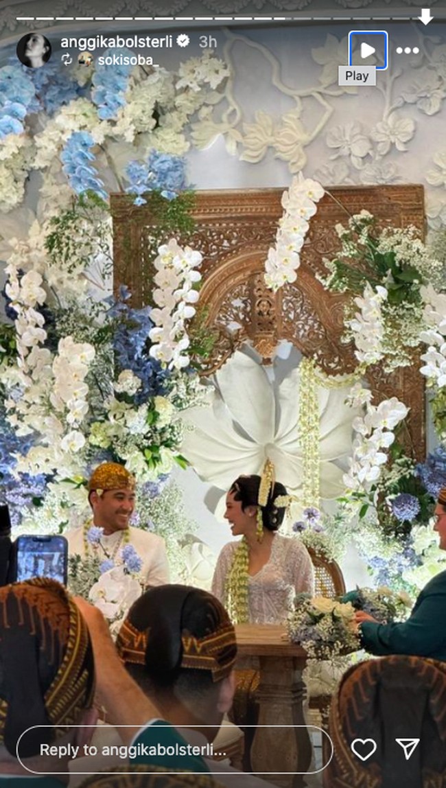 Dilangsungkan dengan adat Jawa tapi Omar memilih memberikan mahar berupa uang Swiss kepada istrinya. Ia mempersembahkan maskawin berupaka logam mulia 13 gram dan uang senilai 10 Franc yang dibayar tunai. Uang tersebut dipilih karena nilainya (Rp 181 ribu) mewakili tangal pernikahan mereka selagi Anggika memiliki darah Swiss dari sang ayah.   Foto: Instagram @sokiosoba_