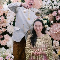 Acara tersebut dilanjutkan dengan prosesi siraman. Begini potret sang ayah, Pieter Emil Bolsterli, ketika menyiarkan air suci kepada putrinya yang akan melepas masa lajang. Foto: Instagram @venemapictures