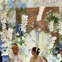 Dilangsungkan dengan adat Jawa tapi Omar memilih memberikan mahar berupa uang Swiss kepada istrinya. Ia mempersembahkan maskawin berupaka logam mulia 13 gram dan uang senilai 10 Franc yang dibayar tunai. Uang tersebut dipilih karena nilainya (Rp 181 ribu) mewakili tangal pernikahan mereka selagi Anggika memiliki darah Swiss dari sang ayah.   Foto: Instagram @sokiosoba_