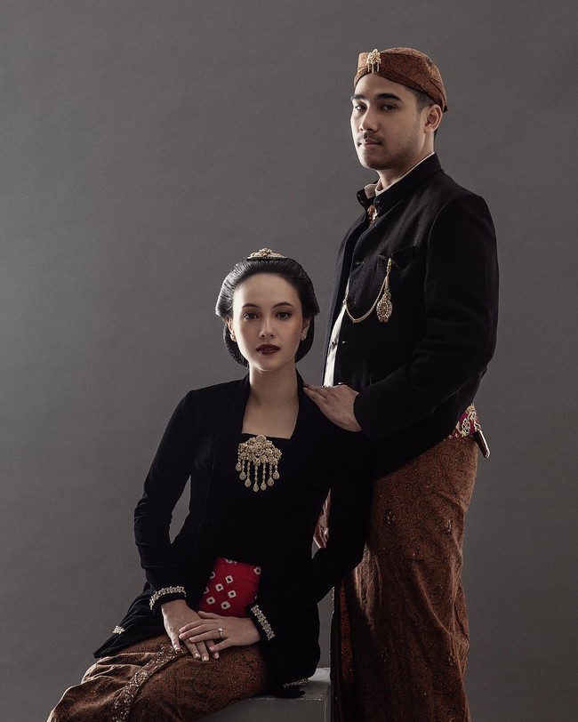 Anggika Bolsterli menikah dengan Omar Armandiego Soeharto setelah berpacaran selama tujuh tahun. Dalam acara yang disiarkan langsung di YouTube tersebut, kedua mempelai terlihat bahagia saat menggelar prosesi yang kental adat Jawa. Foto: Instagram @anggikabolsterli