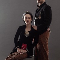 Anggika Bolsterli menikah dengan Omar Armandiego Soeharto setelah berpacaran selama tujuh tahun. Dalam acara yang disiarkan langsung di YouTube tersebut, kedua mempelai terlihat bahagia saat menggelar prosesi yang kental adat Jawa. Foto: Instagram @anggikabolsterli