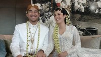 Anggika Bolsterli dan Omar Armandiego Soeharto membagikan cerita bahagianya kepada wartawan seusai mengelar acara akad nikah yang kental dengan nuansa Jawa. Foto: Febri/detikHOT