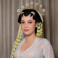 Sementara ketika akad, Anggika mengenakan kebaya rancangan desainer kenamaan Hian Tjen. Kebaya itu terlihat menawan dengan permaian sulaman renda yang cantik dan ekor yang menjuntai panjang.   Foto: Instagram @marlenehariman