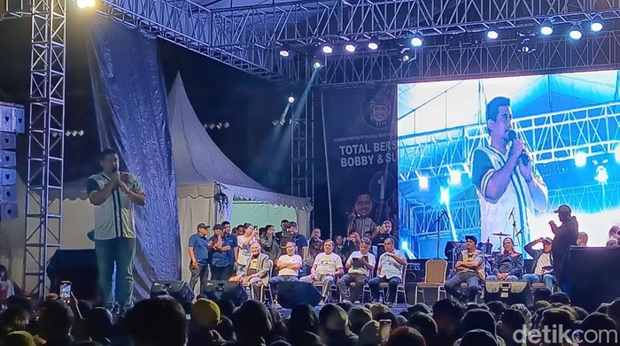 Bobby Nasution saat sambutan di acara Pesta Rakyat di Kabupaten Karo. (Nizar Aldi/detikSumut)