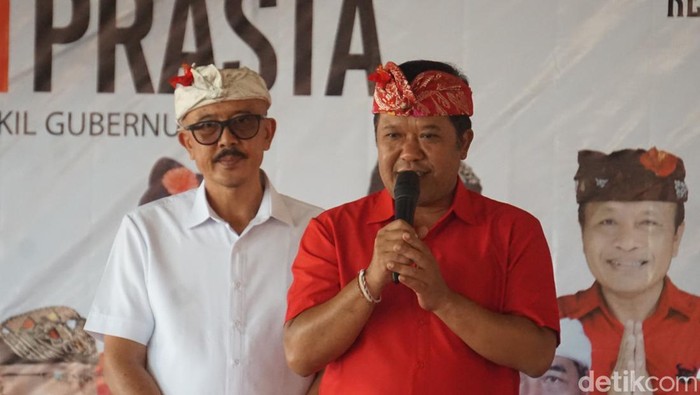 Cabup Bangli, Sang Nyoman Sedana Arta, dan cawabup Wayan Diar, berkampanye di Desa Bayung Gede, Kecamatan Kintamani, Minggu (13/10/2024). (Agus Eka/detikBali)