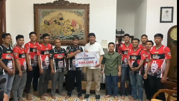 Cabup Ponorogo Ipong bersama tim Voli KWK Gang