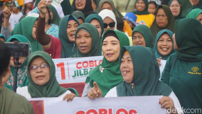 Cagub NTB, Sitti Rohmi Djalillah, berkampanye di Lombok Barat, Minggu (13/10/2024). (Helmy Akbar/detikBali)