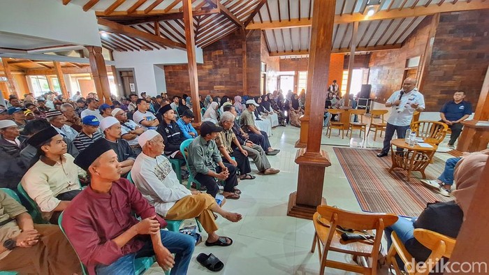 Cawagub Jabar, Ilham Habibie saat bertemu para petani.