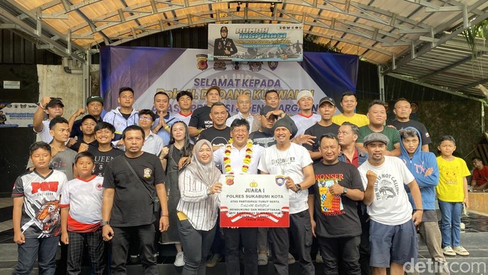 Dadang Kuswandi bersama anak-anak komunitas di Rumah Inspirasi Sukabumi