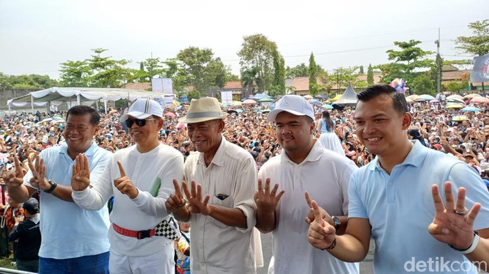 Dedi Mulyadi bersama pasangan Eman-Dena di kegiatan Pesta Rakyat, Majalengka, Minggu (13/10/2024).