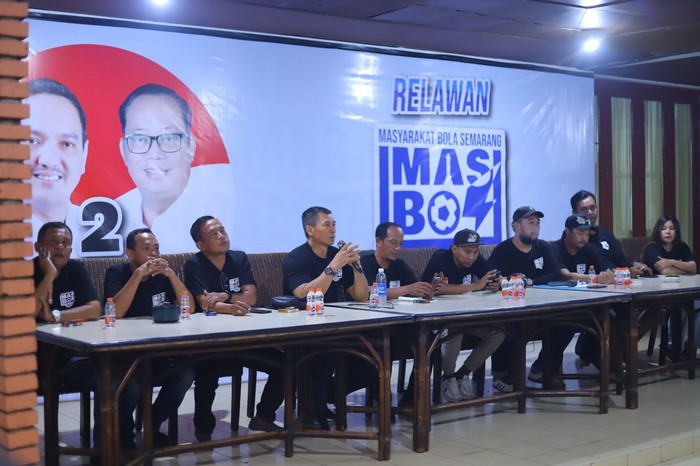 Deklarasi dukungan Relawan Mas Bos bagi Pasangan Calon Wali Kota-Wakil Wali Kota Semarang Yoyok Sukawi-Joko Santoso di Posko Bocahe Dewe, Srondol, Kecamatan Banyumanik, Sabtu (12/10/2024).