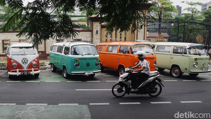 Warga melintas di depan deretan mobil retro di Kawasan Blok M, Jakarta Selatan, Minggu (13/10/2024). Komunitas mobil lawas ikut meramaikan Festival Lintas Melawai yang berlangsung hingga hari ini.