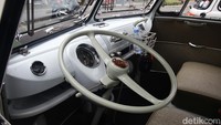 Meski lawas, interior mobil itu terlihat sangat rapi dan bersih.