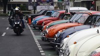 Deretan mobil lawas itu berhasil menyita pengendara yang melintas. Bahkan ada salah satu pengendara yang mengabadikan deretan mobil lawas tersebut.