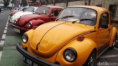 Deretan Mobil Lawas Ramaikan Festival Lintas Melawai