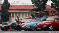 Mobil-mobil lawas mejeng di acara Festival Lintas Melawai, Minggu (13/10/2024).