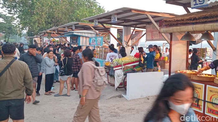 Deretan warung di Pantai Kelan, Kelurahan Tuban, Kecamatan Kuta, Badung, Rabu (9/10/2024). Warung di Pantai Kelan telah ditata sehingga terlihat lebih rapi. (Aryo Mahendro/detikBali)