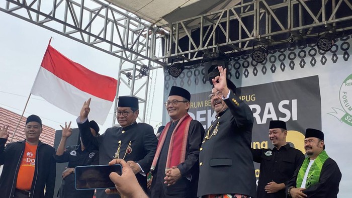Forum Betawi Rempug (FBR) deklarasi mendukung pasangan nomor urut 3 Pramono Anung-Rano Karno di Pilgub Jakarta. Ketua Umum FBR, KH Lutfi Hakim, mendeklarasikan dukungan FBR kepada Pramono-Rano.