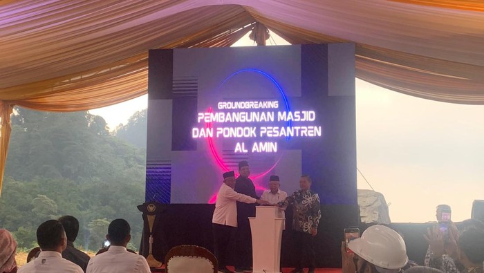 Groundbreaking masjid dan pesantren di Bogor oleh Maruf Amin dan Chairul Tanjung (Mulia/detikcom)
