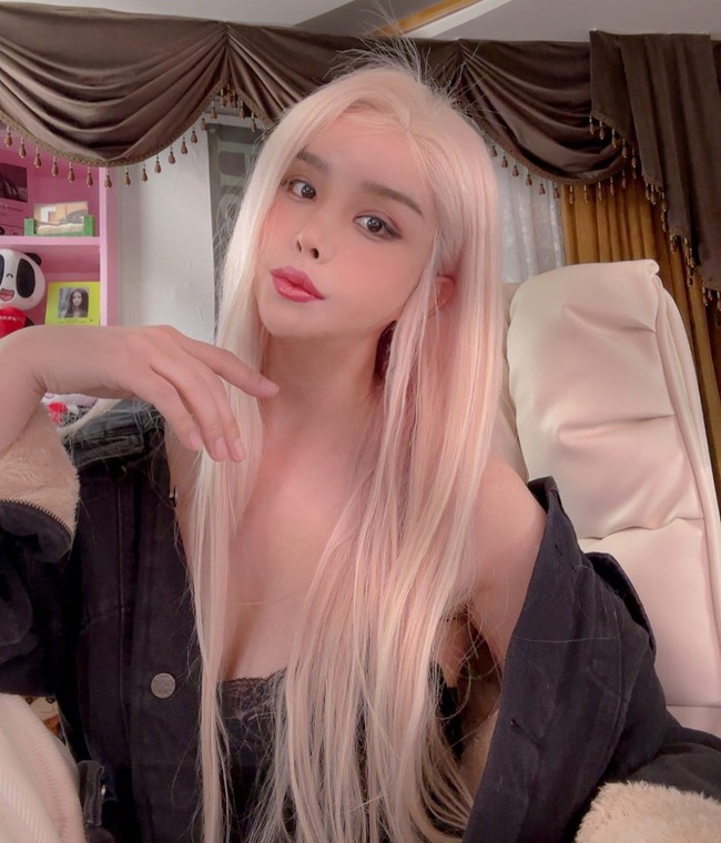 Berkat kecantikannya, Harisu memikat banyak pria. Wanita yang pernah menikahi rapper Micky Jung tersebut mengaku banyak didekati artis pria. Saat dulu masih aktif jadi artis, ia mendapatkan perhatian dari pria berbagai kalangan. Mungkin jumlahnya tidak persis 100 tapi sekitar itu. Aku menerima perhatian dari penyanyi, aktor, komedian, dan atlet, ungkapnya. Foto: Instagram Harisu