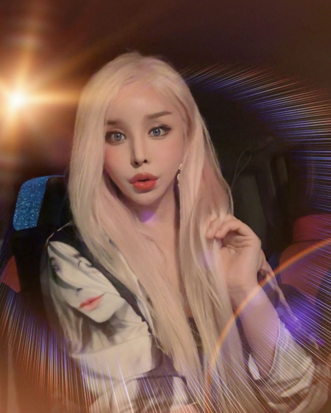 Harisu diketahui pertama kali jadi artis setelah ditemukan pencari bakat ketika bekerja sebagai penyanyi klub malam. Ia kemudian mulai berkarier sebagai model sebelum akhirnya jadi bintang iklan untuk sebuah brand kosmetik di tahun 2001. Foto: Instagram Harisu