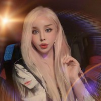 Harisu diketahui pertama kali jadi artis setelah ditemukan pencari bakat ketika bekerja sebagai penyanyi klub malam. Ia kemudian mulai berkarier sebagai model sebelum akhirnya jadi bintang iklan untuk sebuah brand kosmetik di tahun 2001. Foto: Instagram Harisu