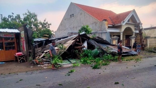 Hujan disertai angin terjang wilayah di Kab Kediri