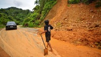 Pangendara harus ekstra hati-hati saat melintas di jalan yang tertimbun material longsor. Sebab longsoran tanah mengakibatkan jalan menjadi licin.
