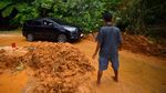 Intensitas Hujan Tinggi, Jalan lingkar Nipah-Teluk Bayur Longsor