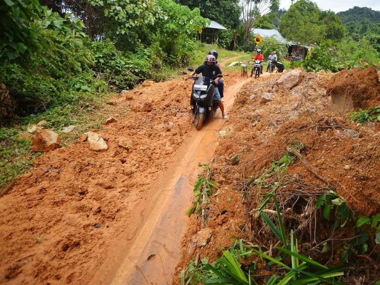 Intensitas Hujan Tinggi, Jalan lingkar Nipah-Teluk Bayur Longsor