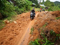 Intensitas Hujan Tinggi, Jalan lingkar Nipah-Teluk Bayur Longsor