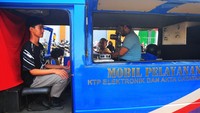 Dinas Kependudukan dan Pencatatan Sipil (Disdukcapil) Kabupaten Kudus melaksanakan jemput bola perekaman data KTP elektronik bagi pemilih pemula dengan target 1.000 orang pada Oktober 2024. 
