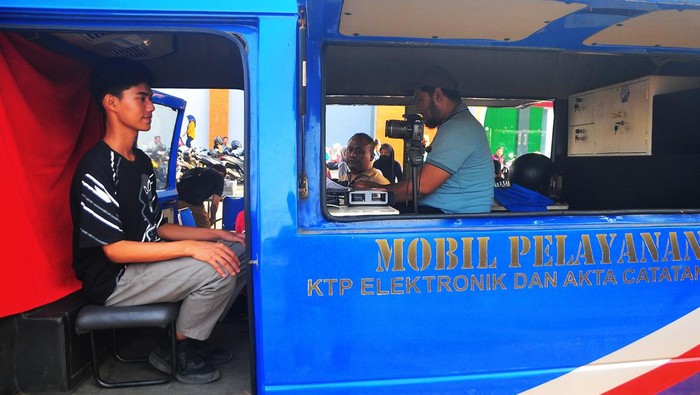 Jelang Pilkada, Disdukcapil Jemput Bola Perekaman e-KTP Pemilih Pemula Sejumlah warga melakukan pendaftaran saat mengikuti jemput bola perekaman Kartu Tanda Penduduk (KTP) elektronik di Balai Jagong, Kudus, Jawa Tengah, Minggu (13/10/2024). Dinas Kependudukan dan Pencatatan Sipil (Disdukcapil) Kabupaten Kudus melaksanakan jemput bola perekaman data KTP elektronik bagi pemilih pemula dengan target 1.000 orang pada Oktober 2024, sebagai upaya menyukseskan pemilihan kepala daerah (Pilkada) serentak 27 November 2024. ANTARA FOTO/Yusuf Nugroho/foc.