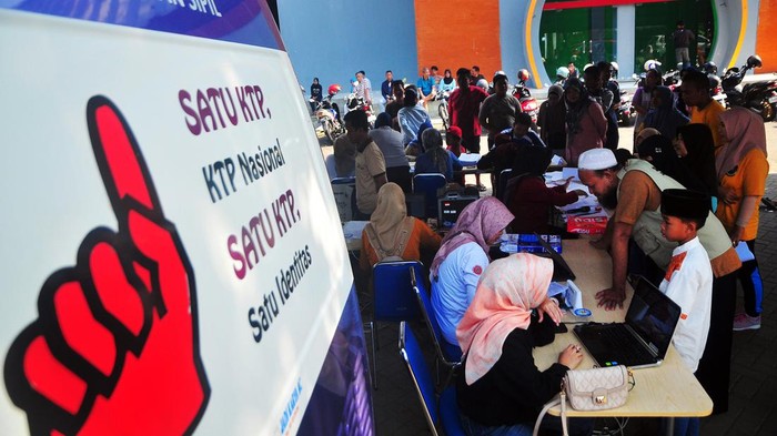 Sejumlah warga melakukan pendaftaran saat mengikuti jemput bola perekaman Kartu Tanda Penduduk (KTP) elektronik di Balai Jagong, Kudus, Jawa Tengah, Minggu (13/10/2024). Dinas Kependudukan dan Pencatatan Sipil (Disdukcapil) Kabupaten Kudus melaksanakan jemput bola perekaman data KTP elektronik bagi pemilih pemula dengan target 1.000 orang pada Oktober 2024, sebagai upaya menyukseskan pemilihan kepala daerah (Pilkada) serentak 27 November 2024. ANTARA FOTO/Yusuf Nugroho/foc.