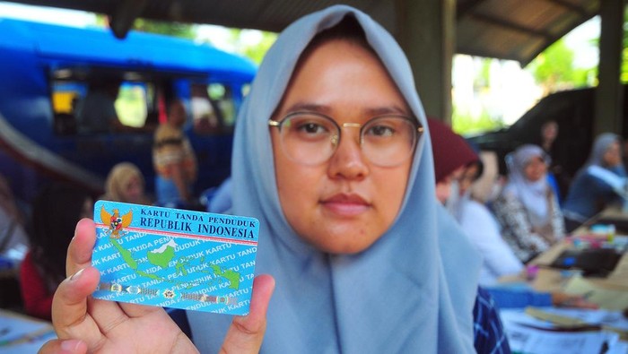 Jelang Pilkada, Disdukcapil Jemput Bola Perekaman e-KTP Pemilih Pemula Sejumlah warga melakukan pendaftaran saat mengikuti jemput bola perekaman Kartu Tanda Penduduk (KTP) elektronik di Balai Jagong, Kudus, Jawa Tengah, Minggu (13/10/2024). Dinas Kependudukan dan Pencatatan Sipil (Disdukcapil) Kabupaten Kudus melaksanakan jemput bola perekaman data KTP elektronik bagi pemilih pemula dengan target 1.000 orang pada Oktober 2024, sebagai upaya menyukseskan pemilihan kepala daerah (Pilkada) serentak 27 November 2024. ANTARA FOTO/Yusuf Nugroho/foc.