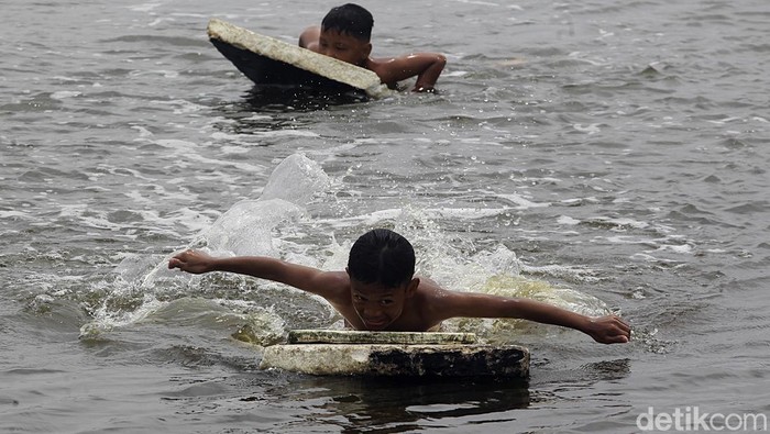 Kabur dari Cuaca Panas, Anak-anak Bermain Air Anak-anak bermain air di kawasan Muara Baru, Penjaringan, Jakarta Utara, Minggu (13/10/2024) siang. Cuaca terik yang terjadi beberapa hari terakhir mendorong anak-anak mendinginkan badan dengan bermain air. Badan Meteorologi, Klimatologi, dan Geofisika (BMKG) memprediksi awal musim hujan di Jakarta baru akan terjadi mulai akhir Oktober.