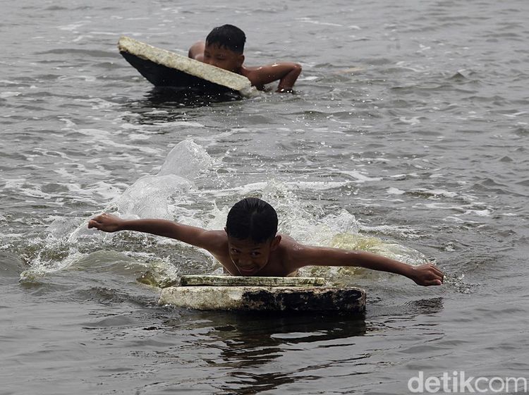 Kabur dari Cuaca Panas, Anak-anak Bermain Air