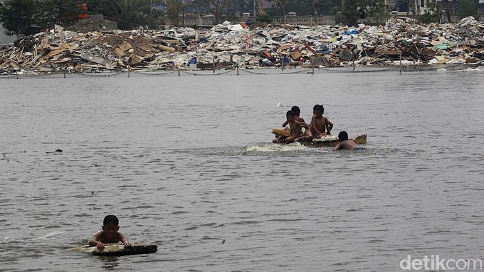 Kabur dari Cuaca Panas, Anak-anak Bermain Air Anak-anak bermain air di kawasan Muara Baru, Penjaringan, Jakarta Utara, Minggu (13/10/2024) siang. Cuaca terik yang terjadi beberapa hari terakhir mendorong anak-anak mendinginkan badan dengan bermain air. Badan Meteorologi, Klimatologi, dan Geofisika (BMKG) memprediksi awal musim hujan di Jakarta baru akan terjadi mulai akhir Oktober.