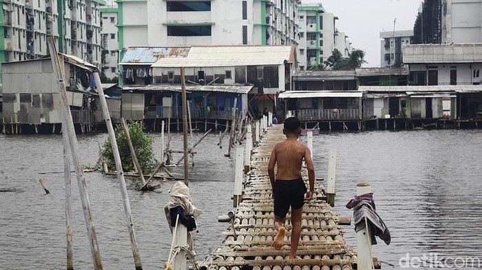 Kabur dari Cuaca Panas, Anak-anak Bermain Air Anak-anak bermain air di kawasan Muara Baru, Penjaringan, Jakarta Utara, Minggu (13/10/2024) siang. Cuaca terik yang terjadi beberapa hari terakhir mendorong anak-anak mendinginkan badan dengan bermain air. Badan Meteorologi, Klimatologi, dan Geofisika (BMKG) memprediksi awal musim hujan di Jakarta baru akan terjadi mulai akhir Oktober.