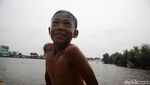 Kabur dari Cuaca Panas, Anak-anak Bermain Air