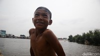 Kebahagiaan juga terpancar di wajah anak-anak yang bermain air tersebut.