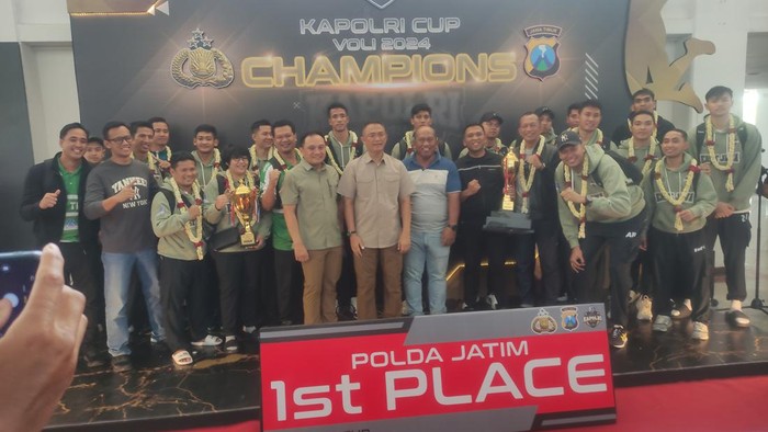 Kapolda Jatim Irjen Imam Sugianto menyambut tim voli usai juara di Kapolri Cup 2024 di Bandara Juanda