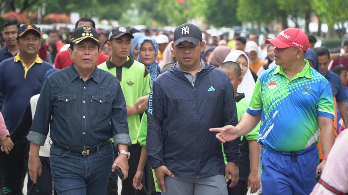 Kapolres Rokan Hulu AKBP Budi Setiyono saat mengikuti kegiatan jalan sehat. (Foto: Dok. Polres Rokan Hulu)