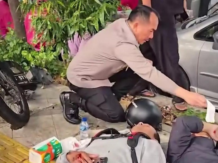 Kapusdokkes Polri Irjen Asep Hendradiana memberikan pertolongan pertama kepada pemotor korban kecelakaan di Depok (dok.tangkapan layar)