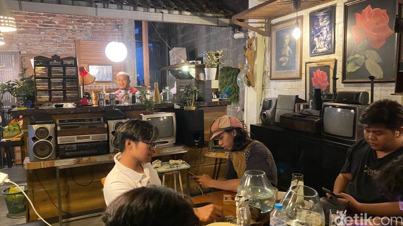 Kedai kopi Sen-Gu yang juga jadi galeri barang antik di Jalan Sendangguwo, Kelurahan Sendangguwo, Kecamatan Tembalang, Kota Semarang, Sabtu (12/10/2024).