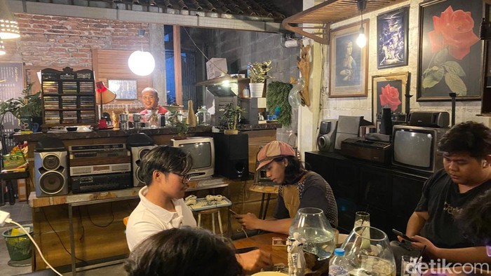 Kedai kopi Sen-Gu yang juga jadi galeri barang antik di Jalan Sendangguwo, Kelurahan Sendangguwo, Kecamatan Tembalang, Kota Semarang, Sabtu (12/10/2024).