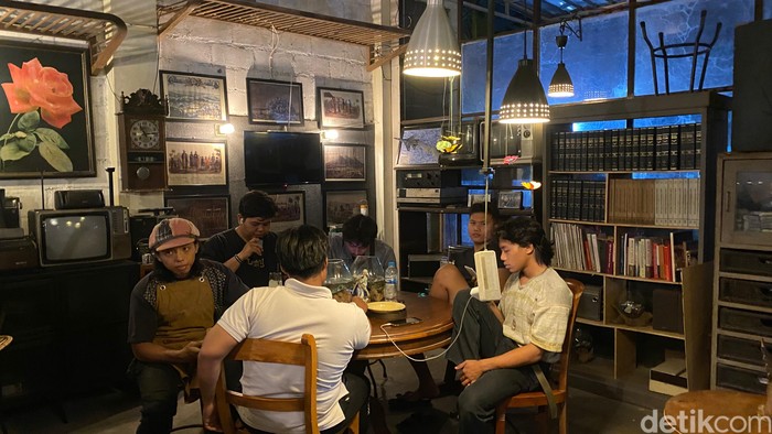 Kedai kopi Sen-Gu yang juga jadi galeri barang antik di Jalan Sendangguwo, Kelurahan Sendangguwo, Kecamatan Tembalang, Kota Semarang, Sabtu (12/10/2024).