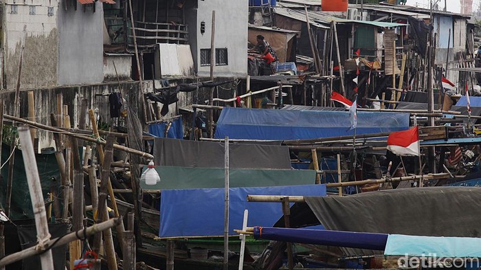 Aktivitas masyarakat miskin melewati akhir pekan di kampung nelayan Muara Baru, Penjaringan, Jakarta Utara, Minggu (13102024).  Menurut data BPS, persentase penduduk miskin Jakarta pada Maret 2024 sebesar 4,30%, menurun 0,14% poin terhadap Maret 2023 yang sebesar 4,44%. Akan tetapi jika dibandingkan sejak Maret 2016, kemiskinan di Jakarta justru meningkat. Sementara angka nasional mencatat jumlah masyarakat miskin mencapai 9,03% atau sekitar 25,22 juta orang per Maret 2024.